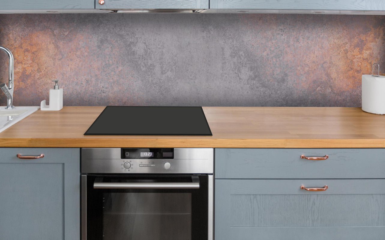 Küche - Dunklen Metall Steinhintergrund über polierter Holzarbeitsplatte mit Cerankochfeld