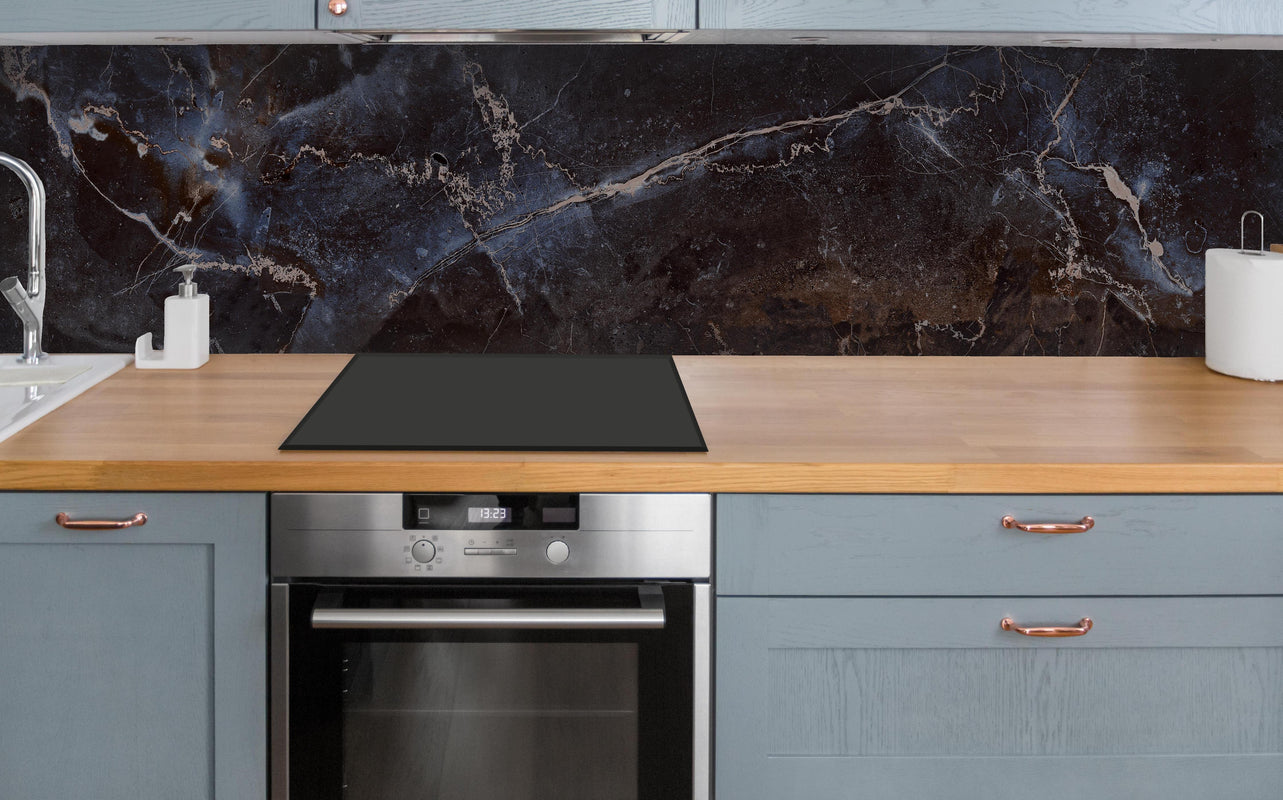 Küche - Dunkler Marmor über polierter Holzarbeitsplatte mit Cerankochfeld