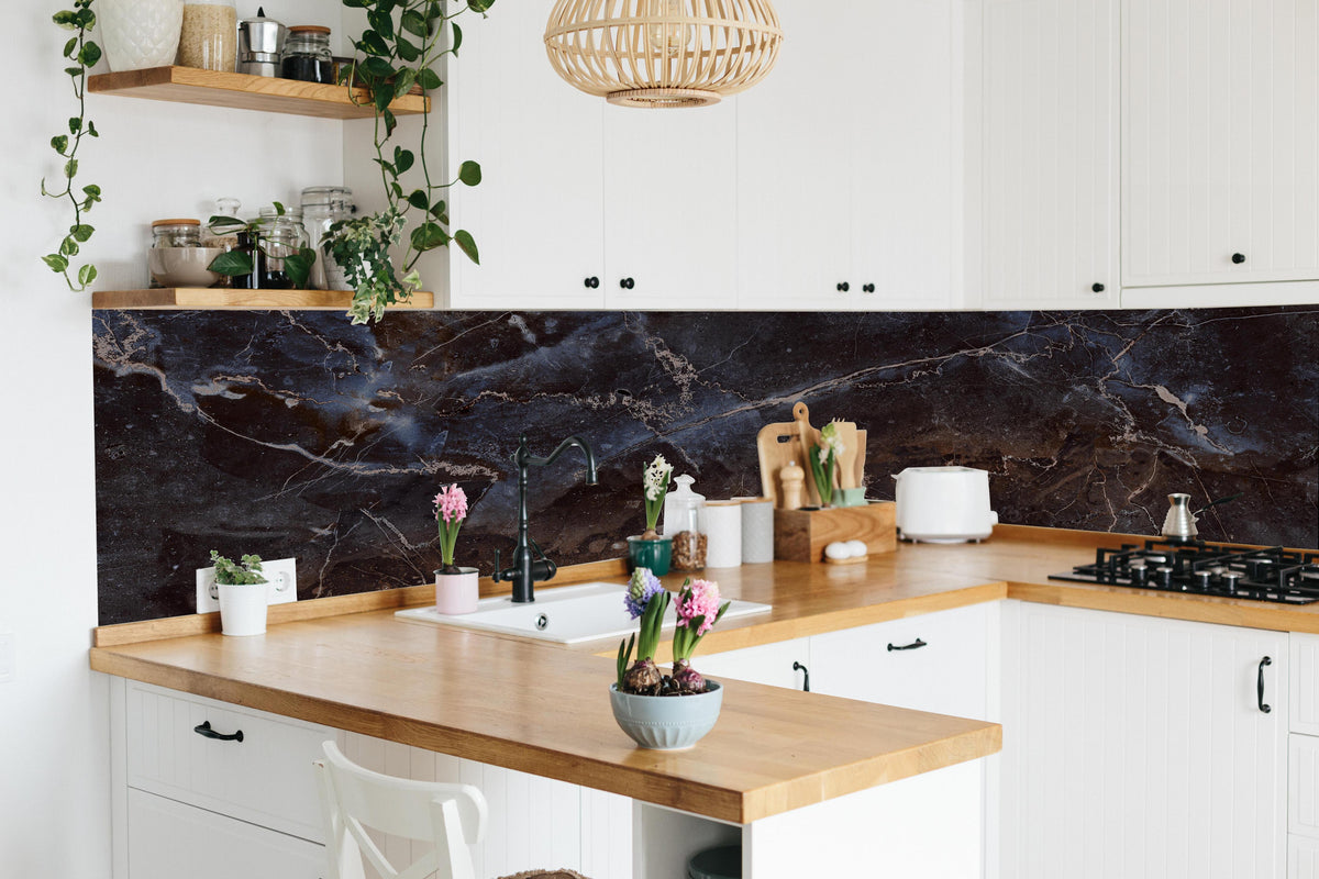 Küche - Dunkler Marmor in lebendiger Küche mit bunten Blumen