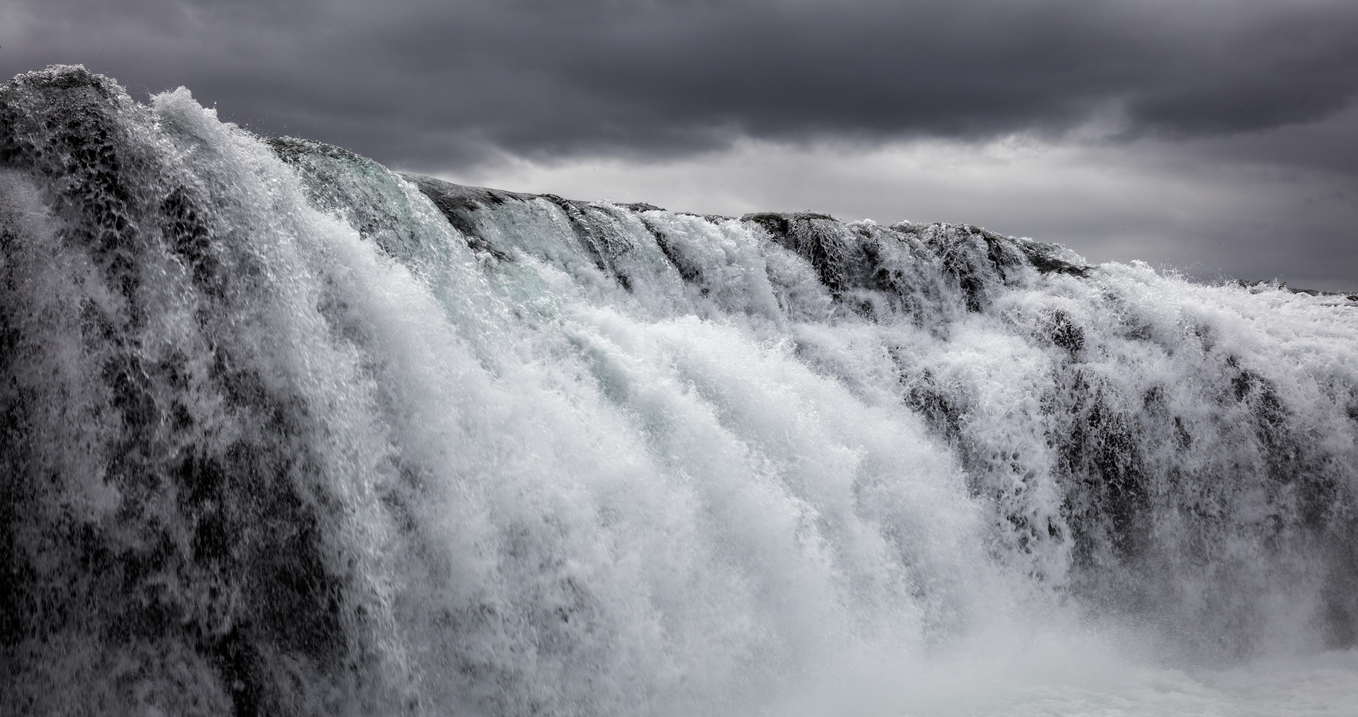 Küchenrückwand-Dunkler Wasserfall