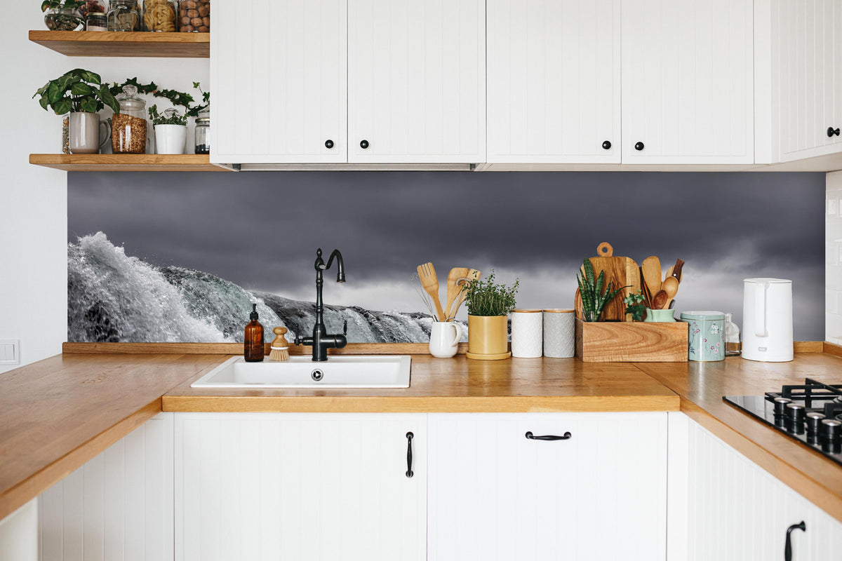 Küche - Dunkler Wasserfall in weißer Küche hinter Gewürzen und Kochlöffeln aus Holz