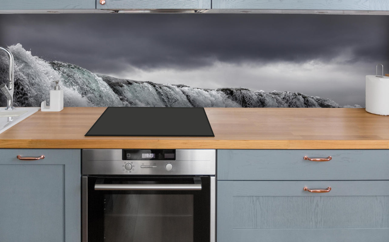 Küche - Dunkler Wasserfall über polierter Holzarbeitsplatte mit Cerankochfeld