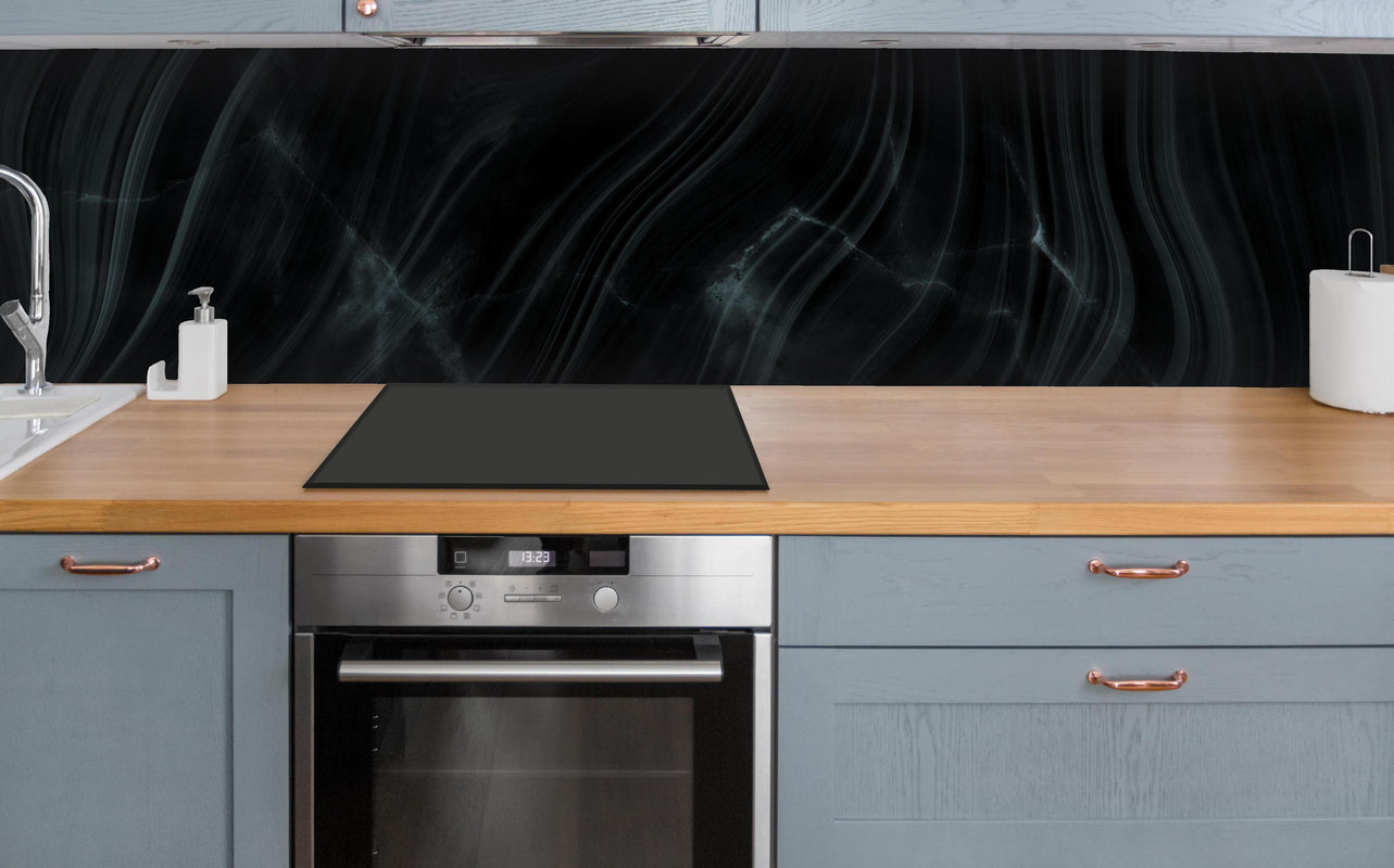Küche - Dunkler klassischer Marmor über polierter Holzarbeitsplatte mit Cerankochfeld