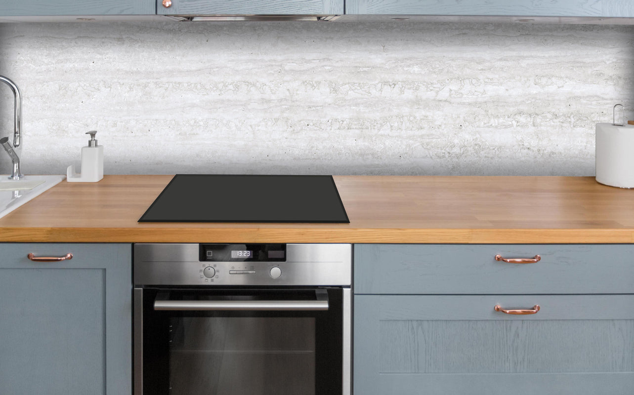 Küche - Edler Kalksteinmarmor über polierter Holzarbeitsplatte mit Cerankochfeld