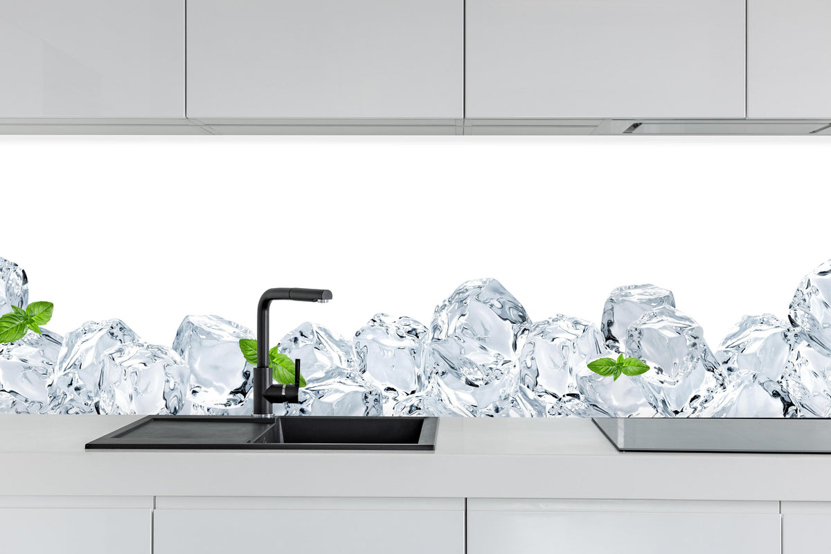 Küche - Eiswürfel mit einem hauch Minze hinter weißen Hochglanz-Küchenregalen und schwarzem Wasserhahn