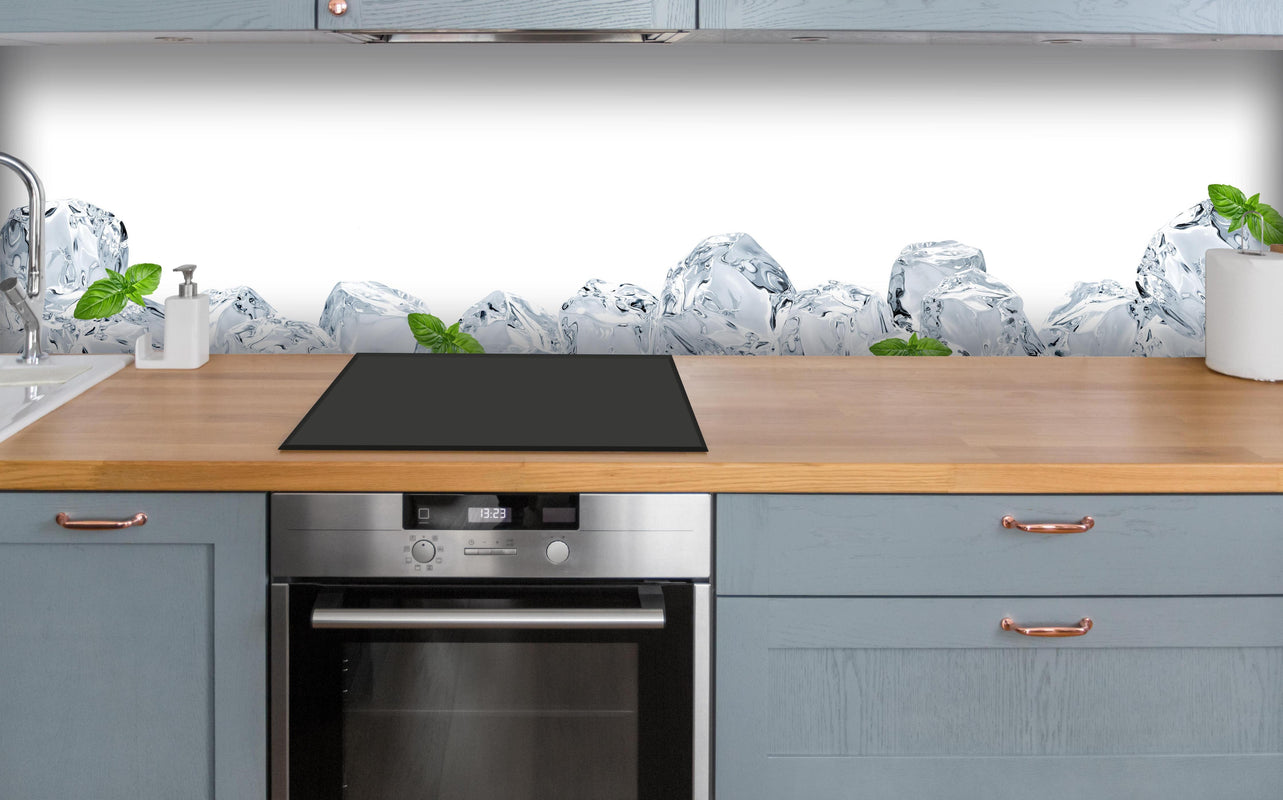 Küche - Eiswürfel mit einem hauch Minze über polierter Holzarbeitsplatte mit Cerankochfeld