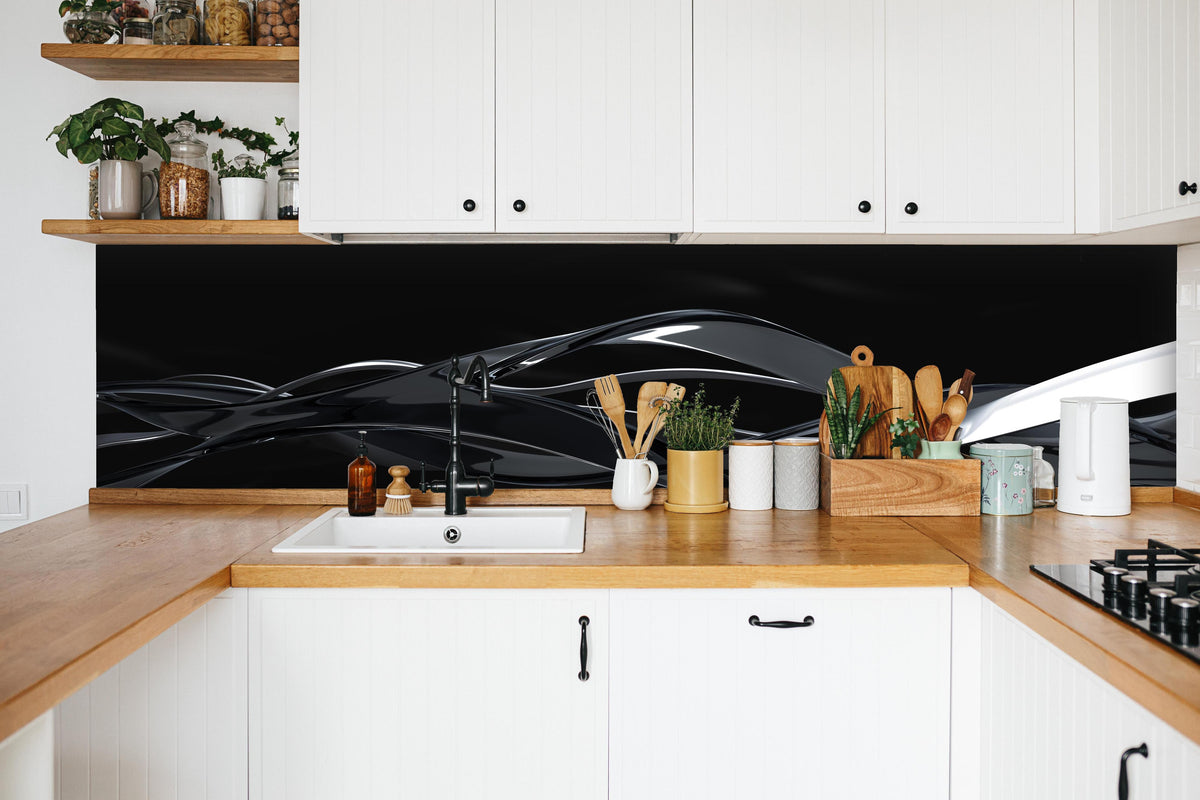 Küche - Elegant fließende Bewegung in weißer Küche hinter Gewürzen und Kochlöffeln aus Holz