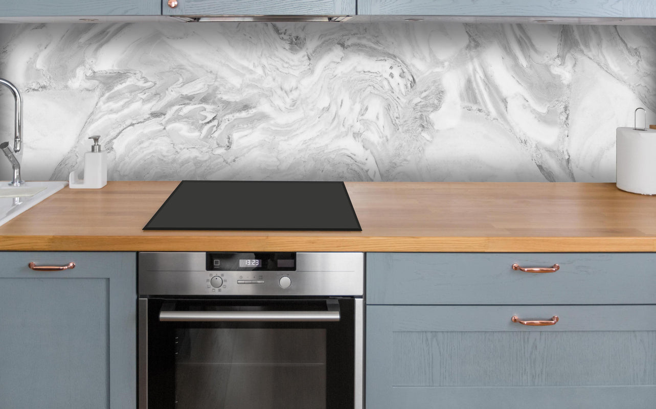 Küche - Elfenbein italienischer Marmor über polierter Holzarbeitsplatte mit Cerankochfeld