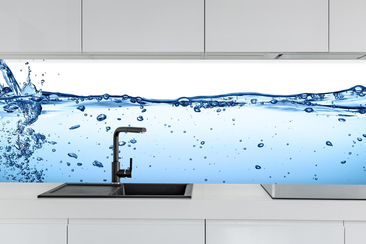 Küche - Energie des Wassers hinter weißen Hochglanz-Küchenregalen und schwarzem Wasserhahn