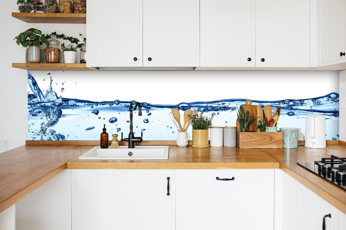 Küche - Energie des Wassers in weißer Küche hinter Gewürzen und Kochlöffeln aus Holz