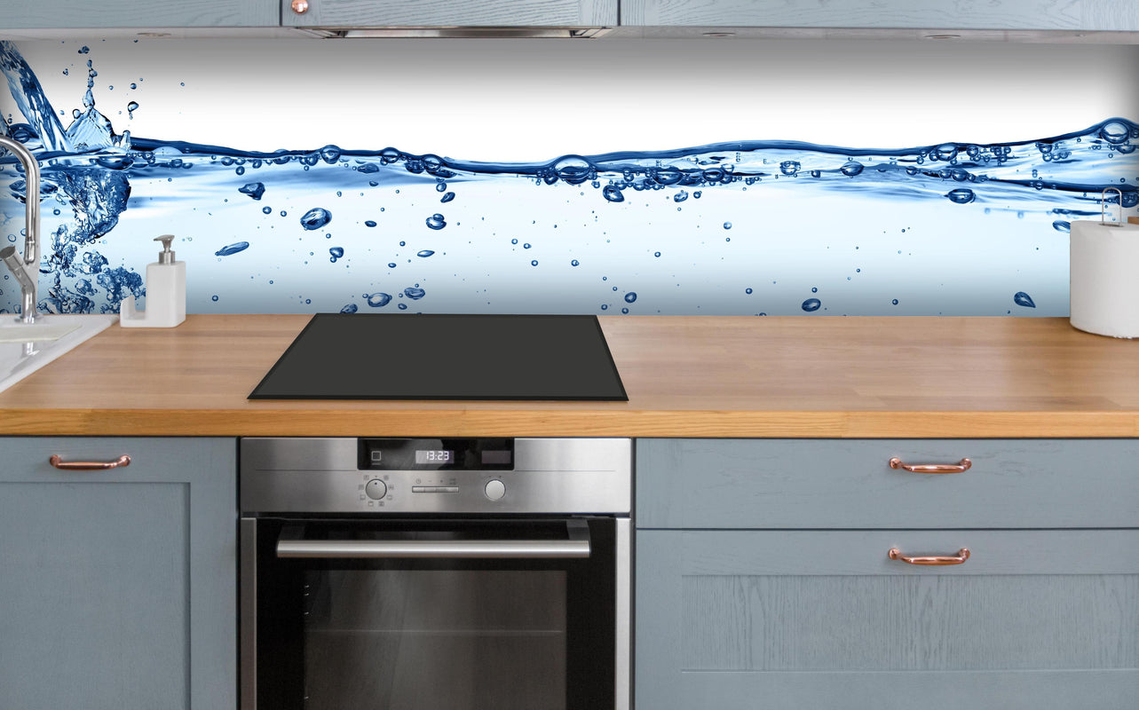 Küche - Energie des Wassers über polierter Holzarbeitsplatte mit Cerankochfeld