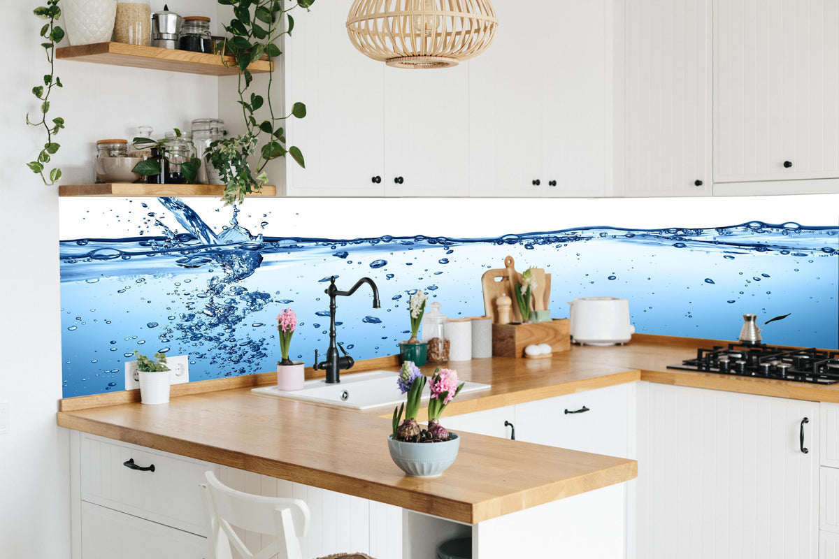 Küche - Energie des Wassers in lebendiger Küche mit bunten Blumen