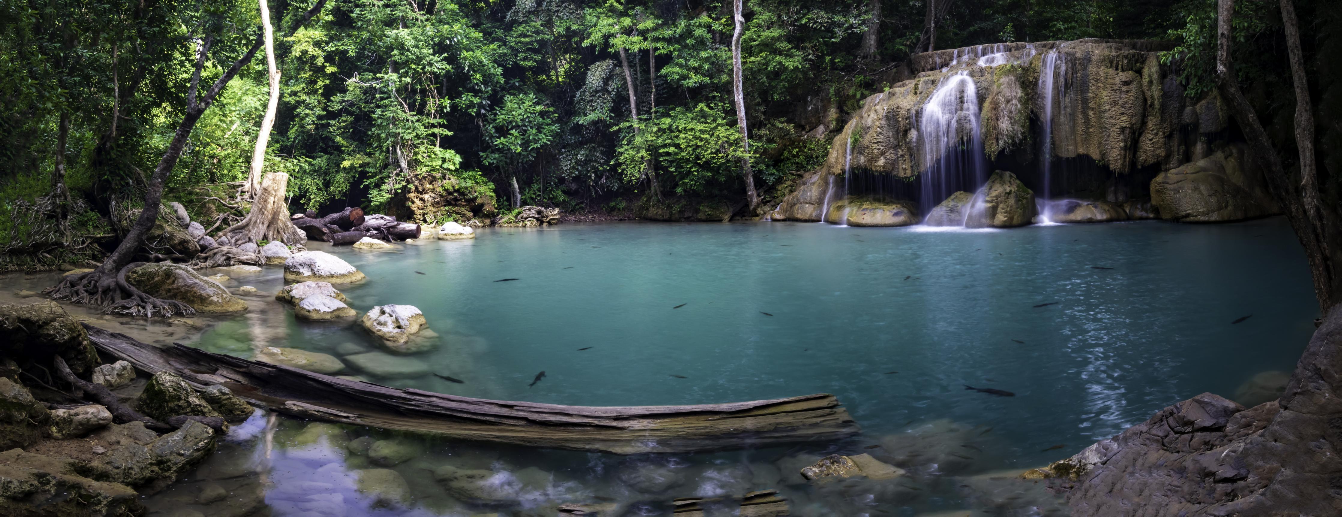 Küchenrückwand-Erawan-Wasserfall im tropischen Dschungel Surrou