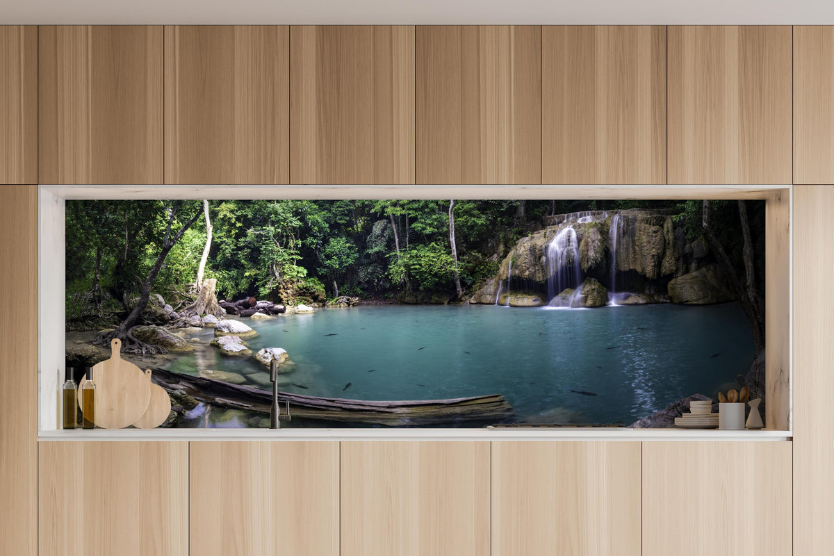 Küche - Erawan-Wasserfall im tropischen Dschungel Surrou in charakteristischer Vollholz-Küche mit modernem Gasherd