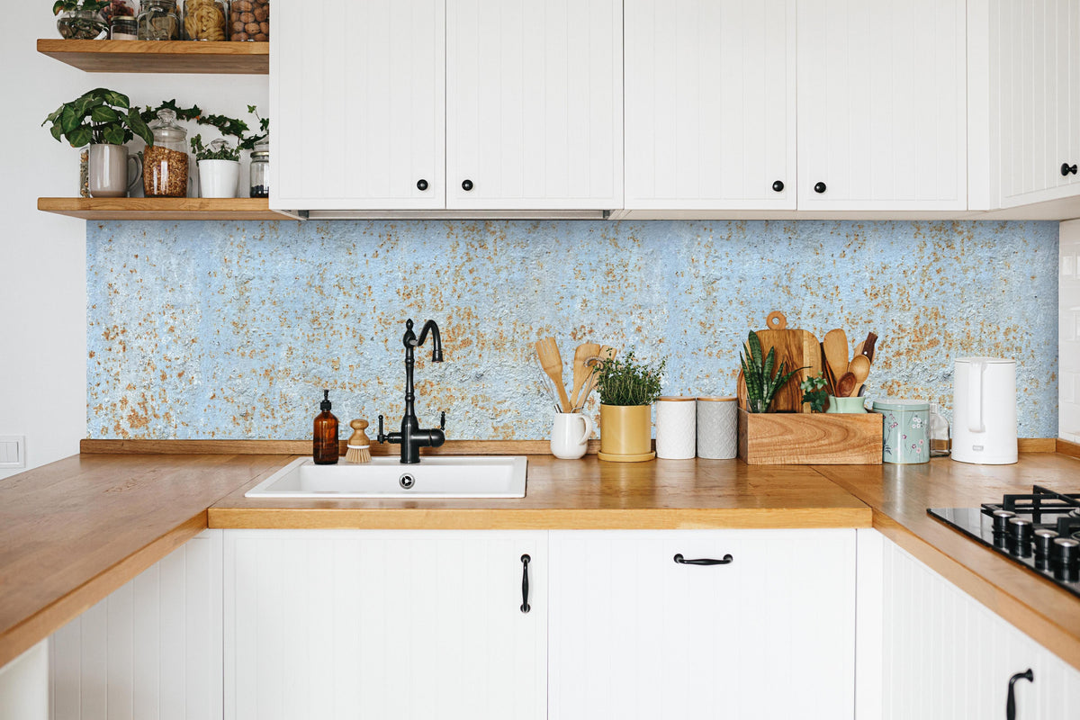 Küche - Farbflocken auf rostigem Metallblech in weißer Küche hinter Gewürzen und Kochlöffeln aus Holz