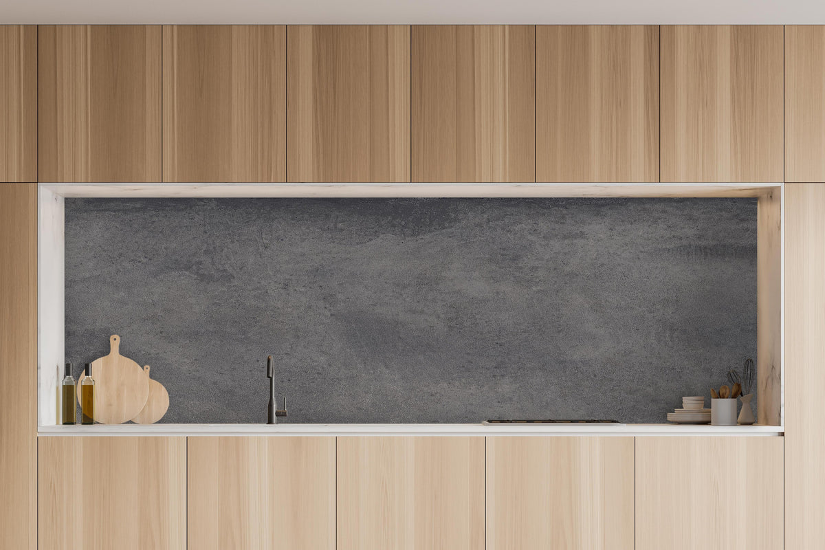 Küche - Feine dunkle Betonwand in charakteristischer Vollholz-Küche mit modernem Gasherd