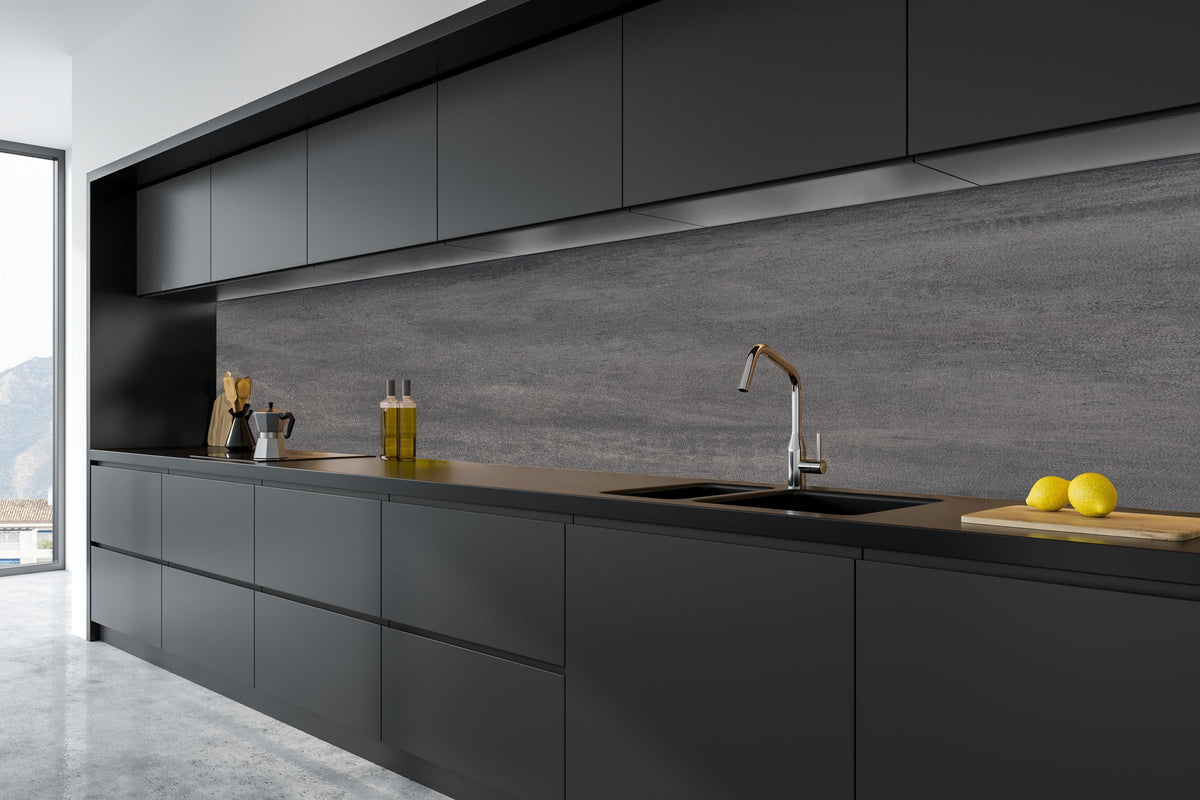 Küche - Feine dunkle Betonwand in tiefschwarzer matt-premium Einbauküche