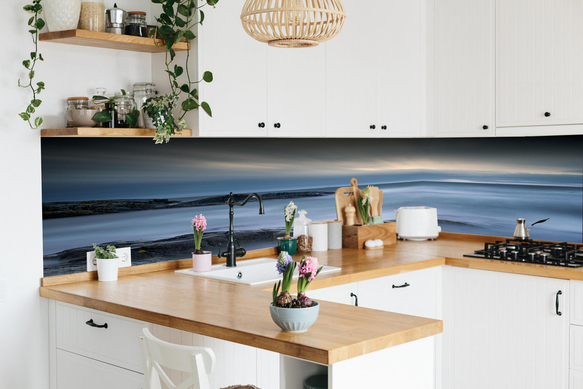 Küche - Felsiger & Nebliger Strand auf mit schöner Meer Landschaft in lebendiger Küche mit bunten Blumen