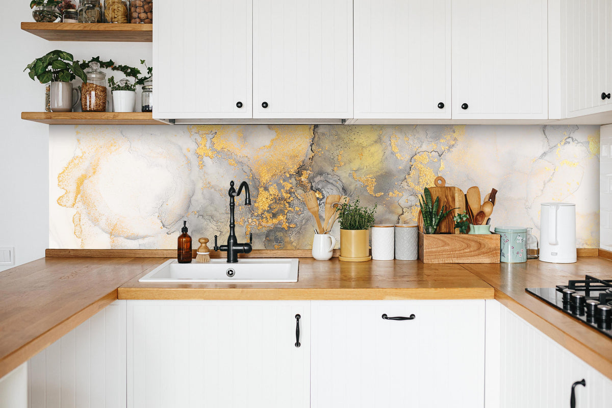 Küche - Flüssigkunstmalerei mit Alkoholtinte in weißer Küche hinter Gewürzen und Kochlöffeln aus Holz