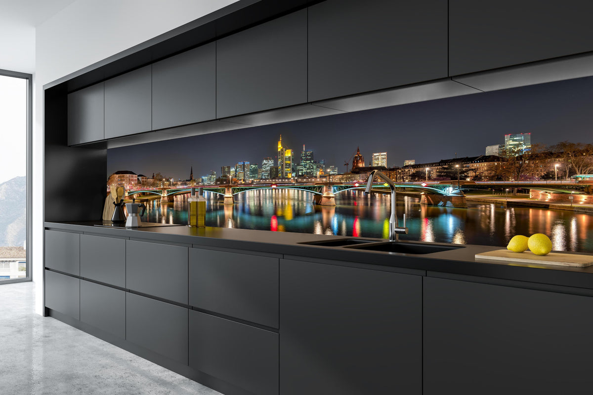 Küche - Frankfurt Skyline bei Nacht in tiefschwarzer matt-premium Einbauküche