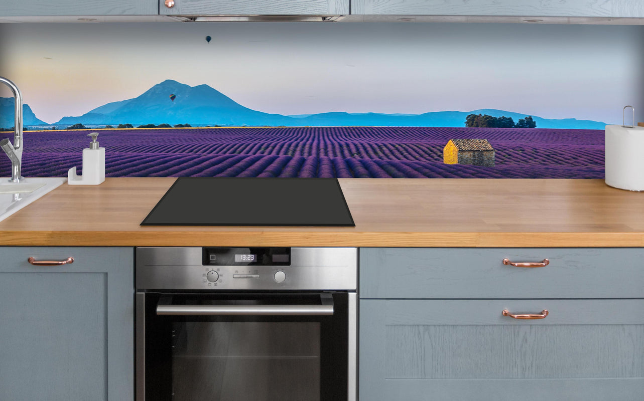 Küche - Französische Lavendelfelder über polierter Holzarbeitsplatte mit Cerankochfeld