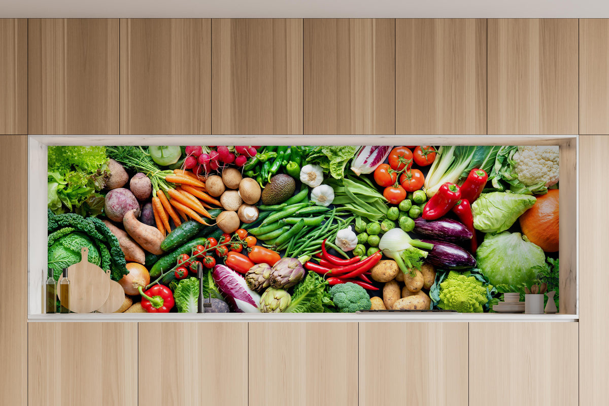 Küche - Frisches Bio-Gemüse in charakteristischer Vollholz-Küche mit modernem Gasherd