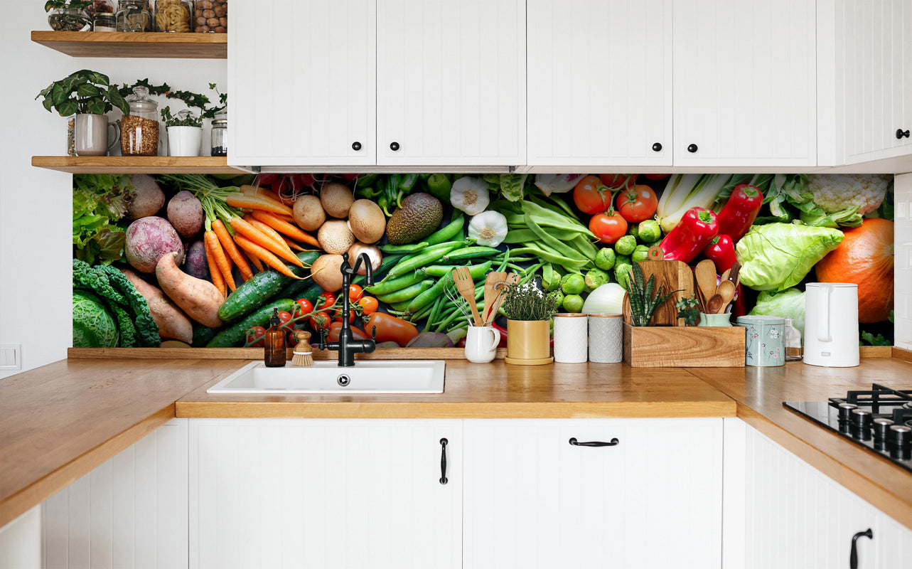 Küche - Frisches Bio-Gemüse in weißer Küche hinter Gewürzen und Kochlöffeln aus Holz
