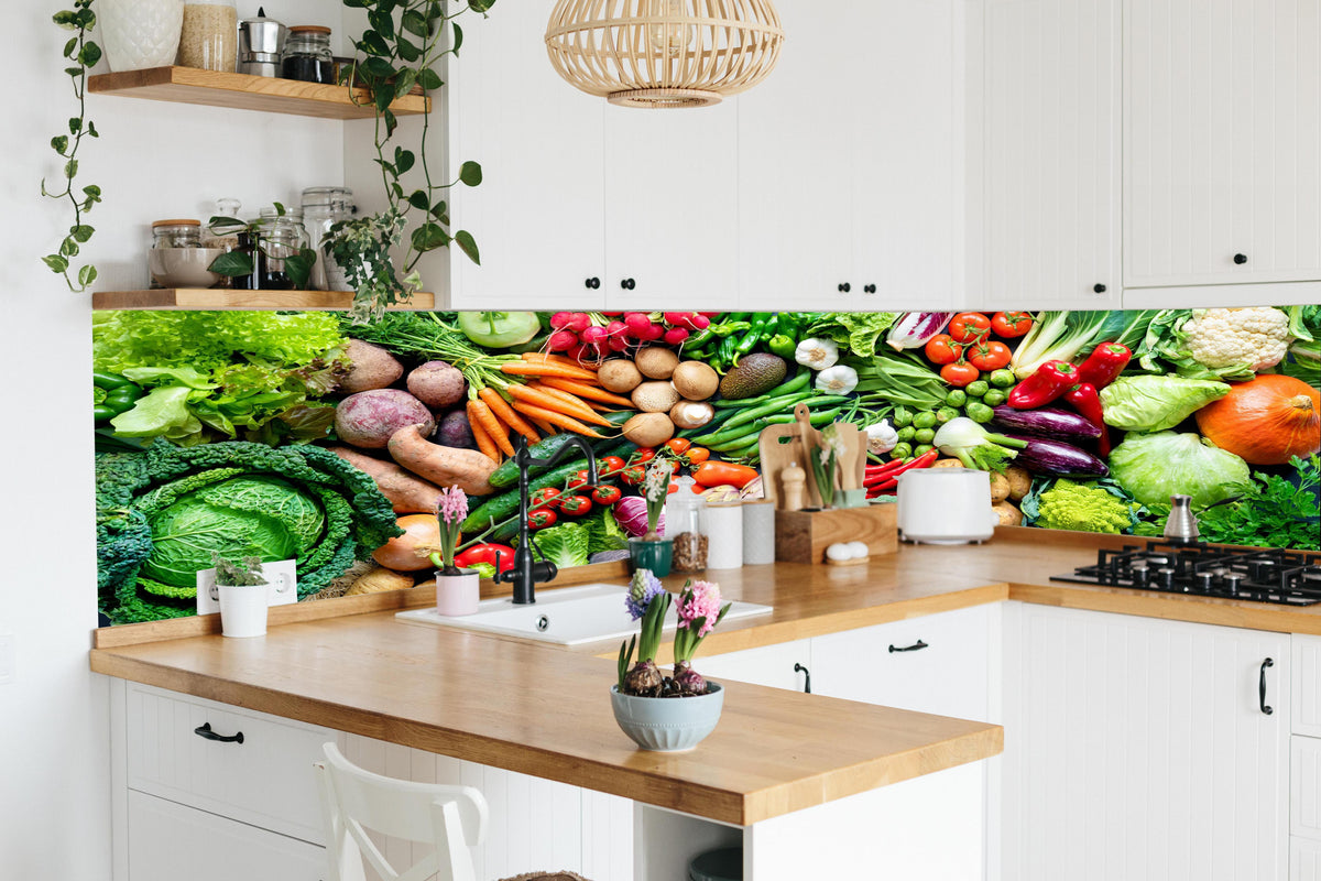 Küche - Frisches Bio-Gemüse in lebendiger Küche mit bunten Blumen