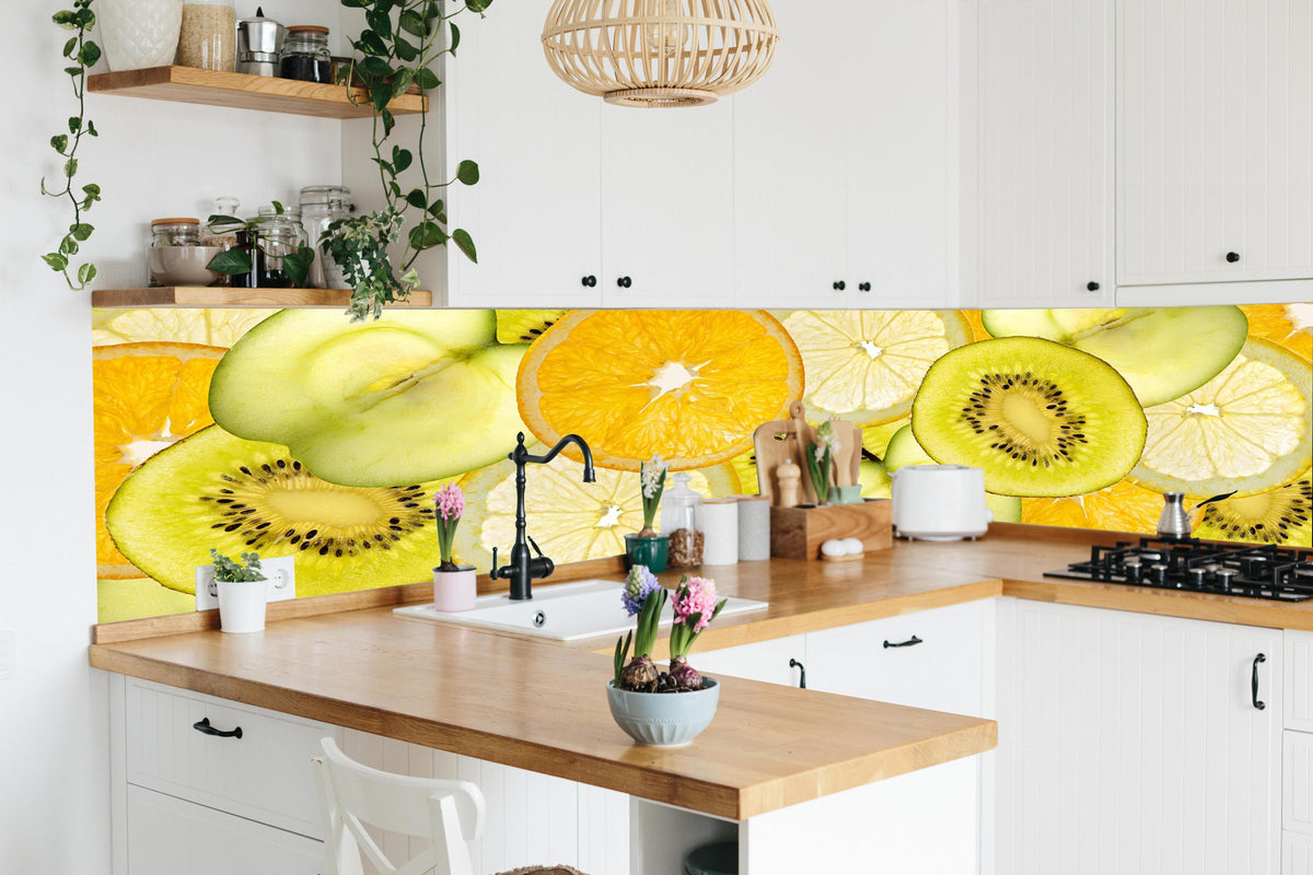 Küche - Fruchtscheiben in lebendiger Küche mit bunten Blumen