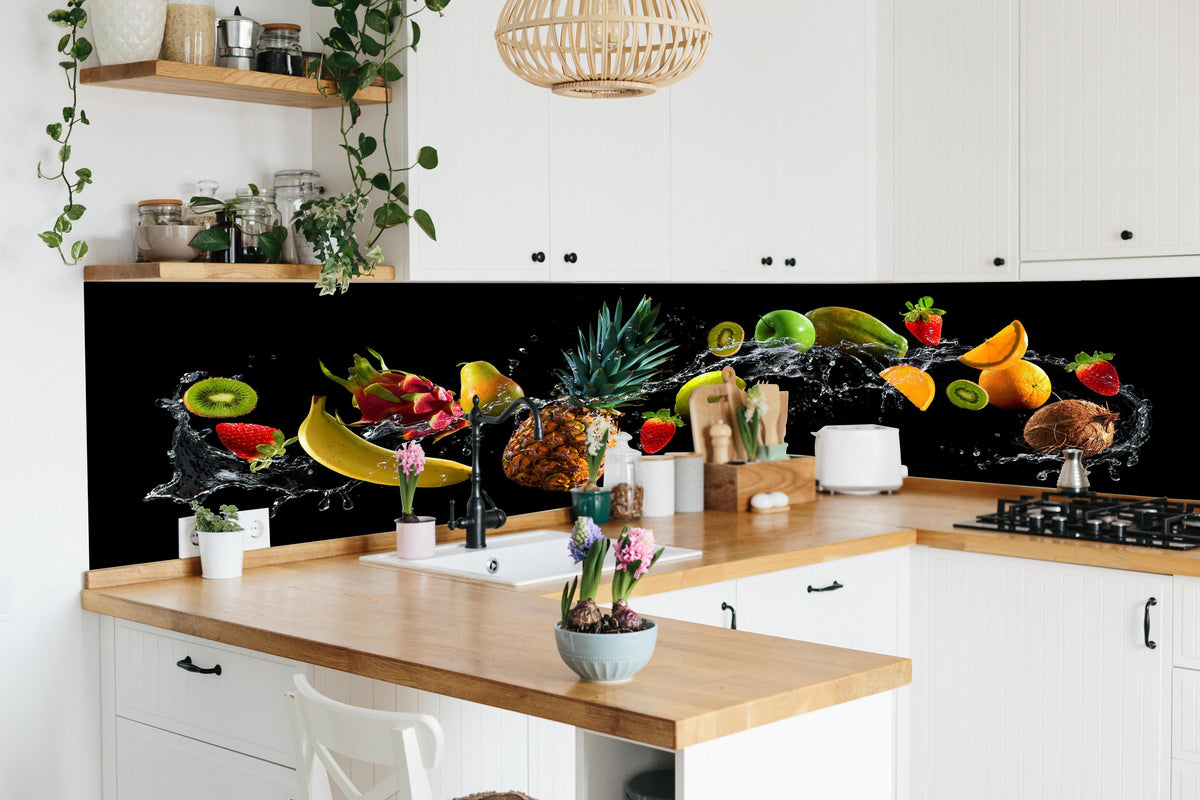 Küche - Früchte mit Wasserspritzern in lebendiger Küche mit bunten Blumen