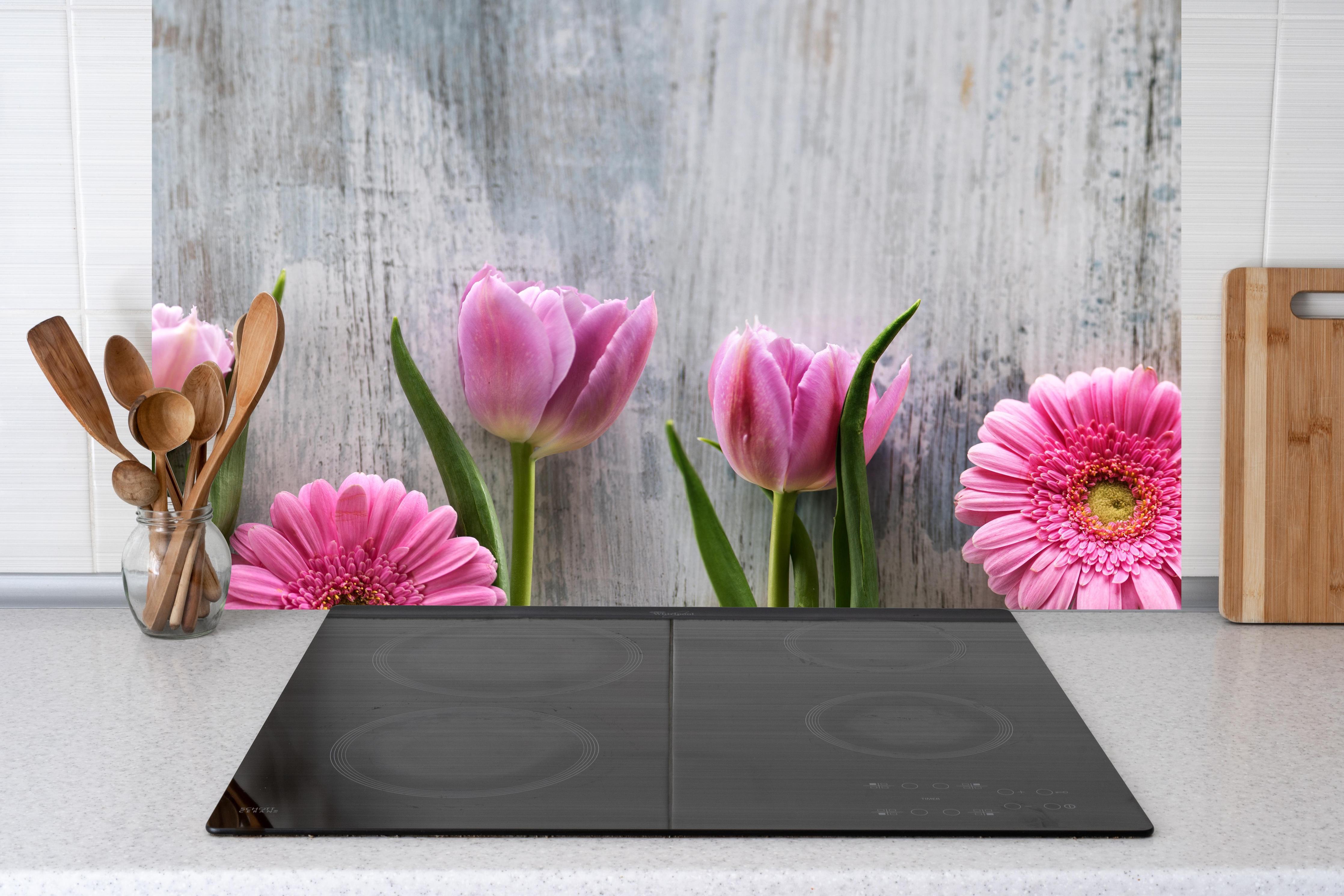 Küche - Frühlingsblumen auf schäbigem Holz hinter Cerankochfeld und Holz-Kochutensilien