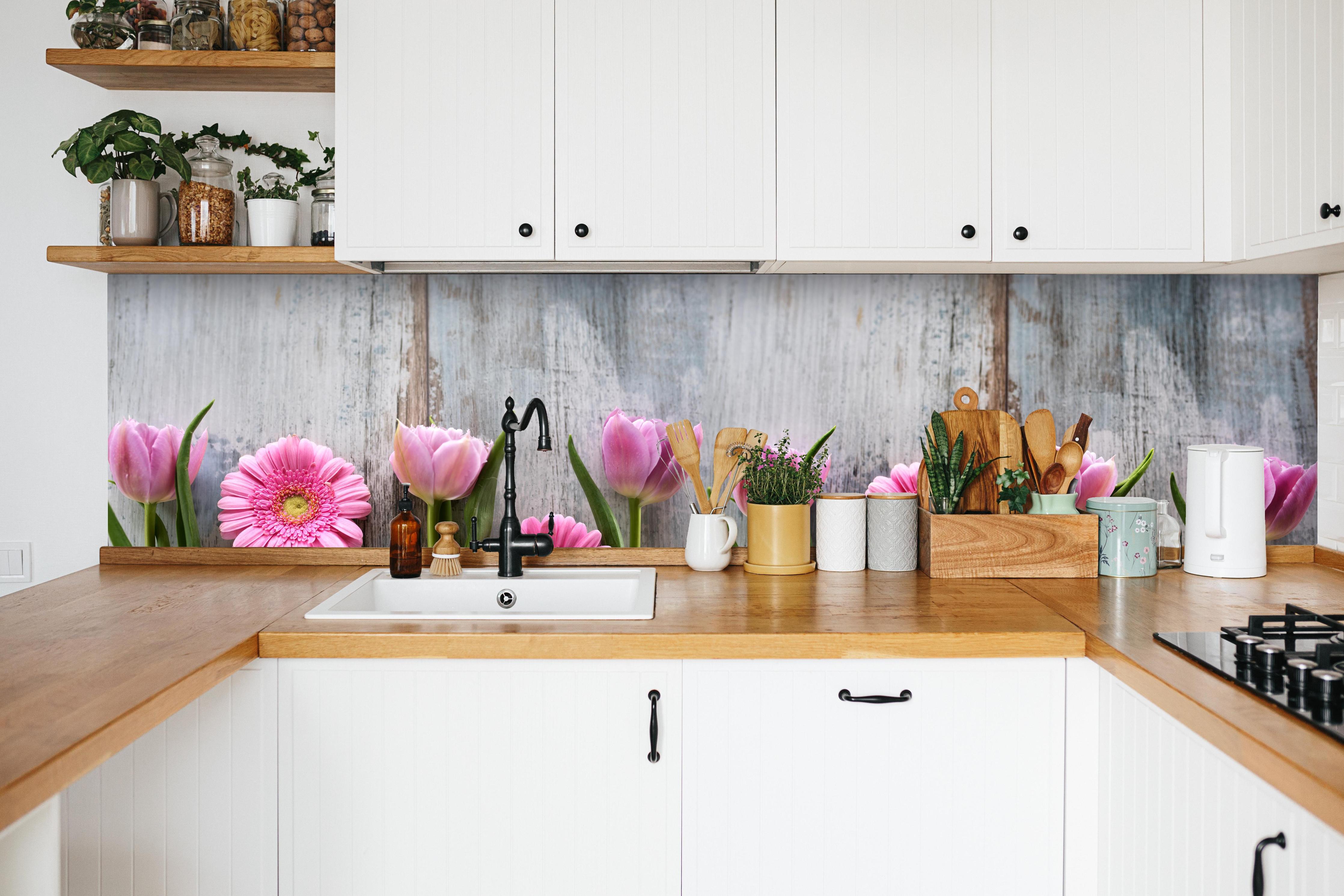 Küche - Frühlingsblumen auf schäbigem Holz in weißer Küche hinter Gewürzen und Kochlöffeln aus Holz