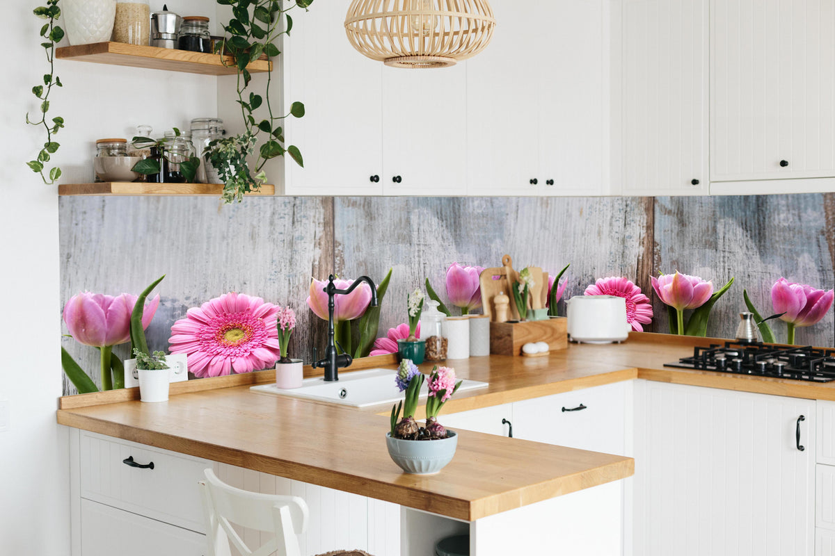 Küche - Frühlingsblumen auf schäbigem Holz in lebendiger Küche mit bunten Blumen