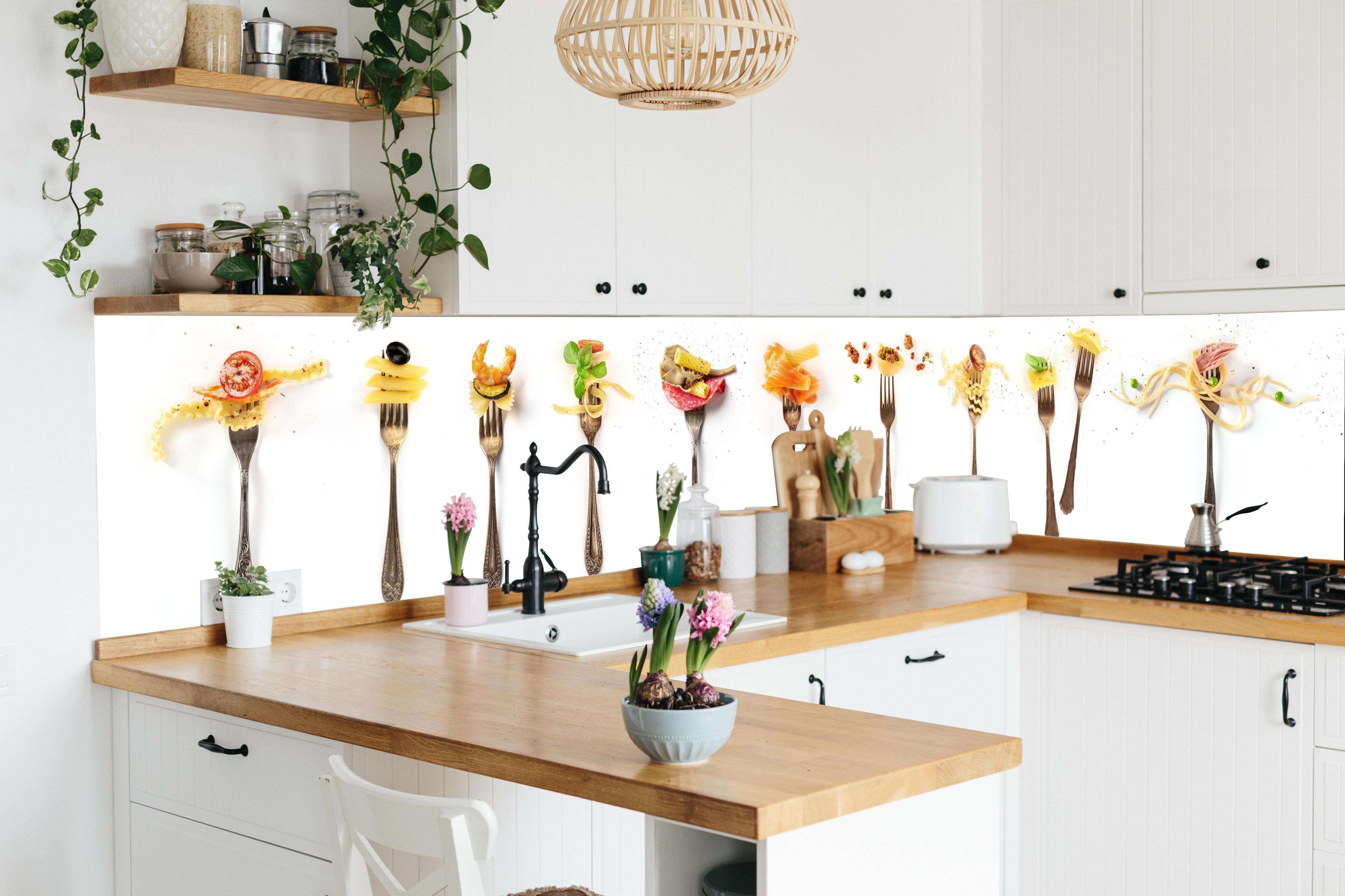 Küche - Gabeln mit Italienischer Pasta Essen in lebendiger Küche mit bunten Blumen