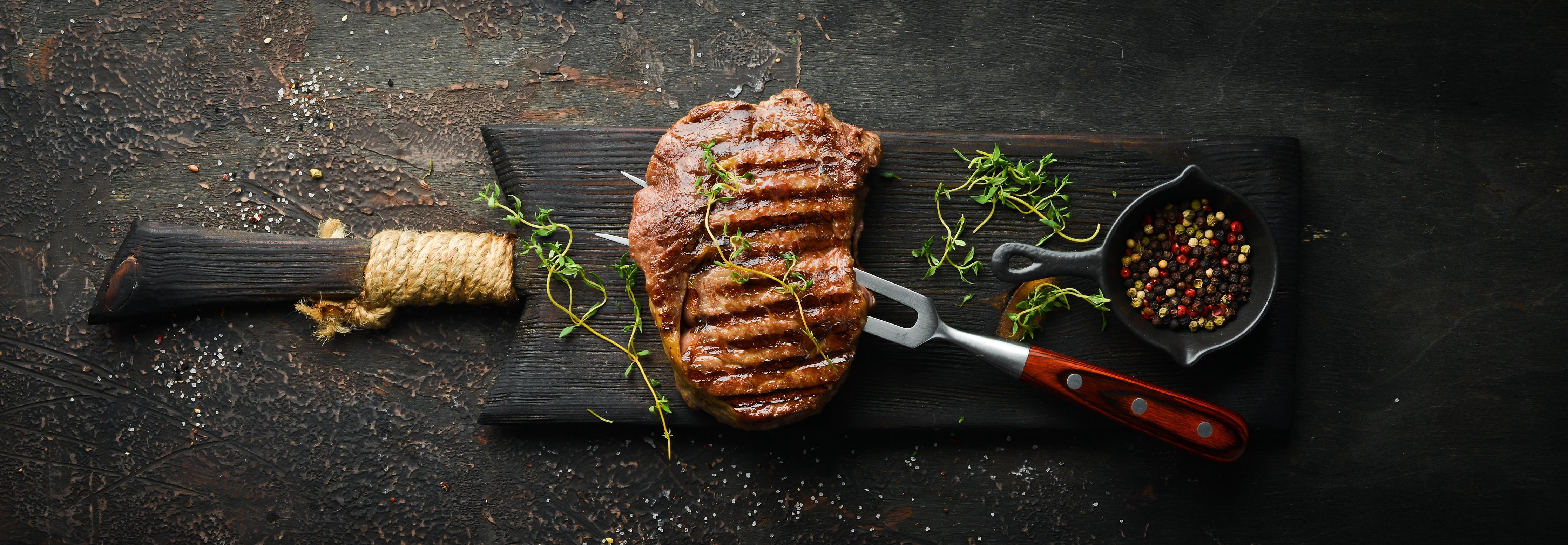 Küchenrückwand-Gegrilltes Ribeye auf Holzplatte