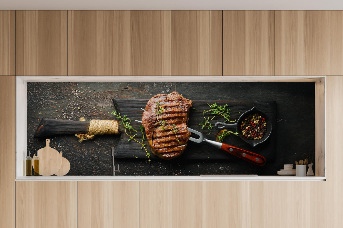Küche - Gegrilltes Ribeye auf Holzplatte in charakteristischer Vollholz-Küche mit modernem Gasherd