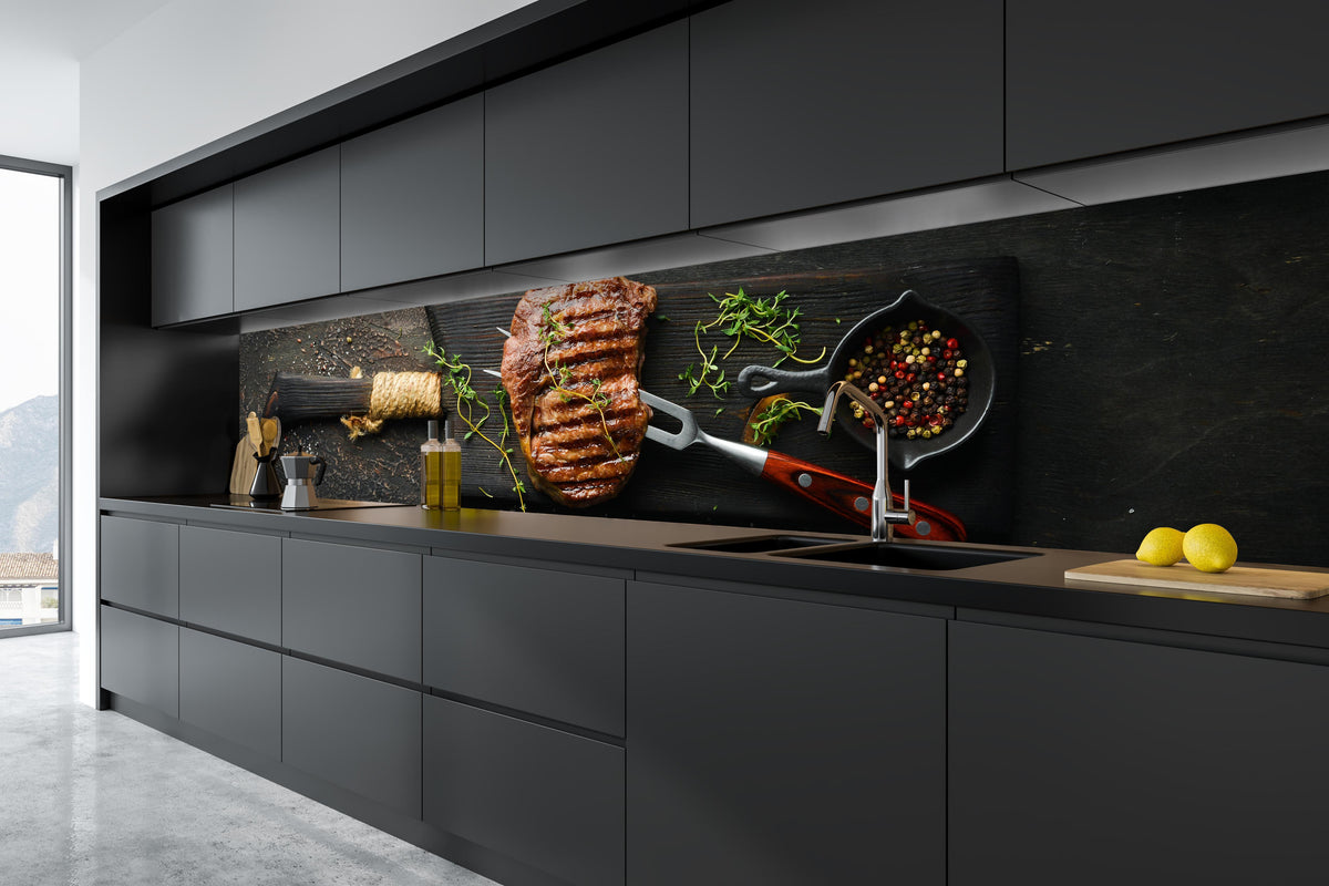 Küche - Gegrilltes Ribeye auf Holzplatte in tiefschwarzer matt-premium Einbauküche