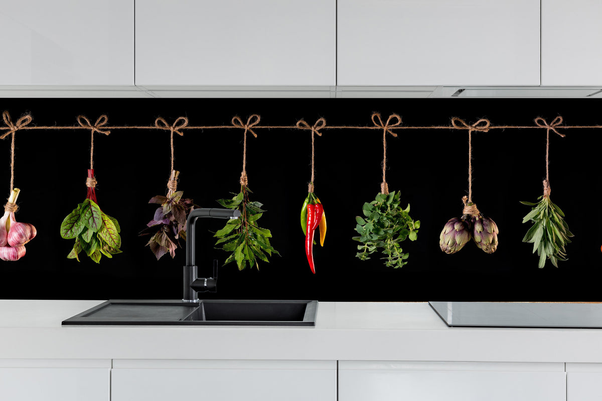 Küche - Gemüse & Kräuter aufgehängt hinter weißen Hochglanz-Küchenregalen und schwarzem Wasserhahn