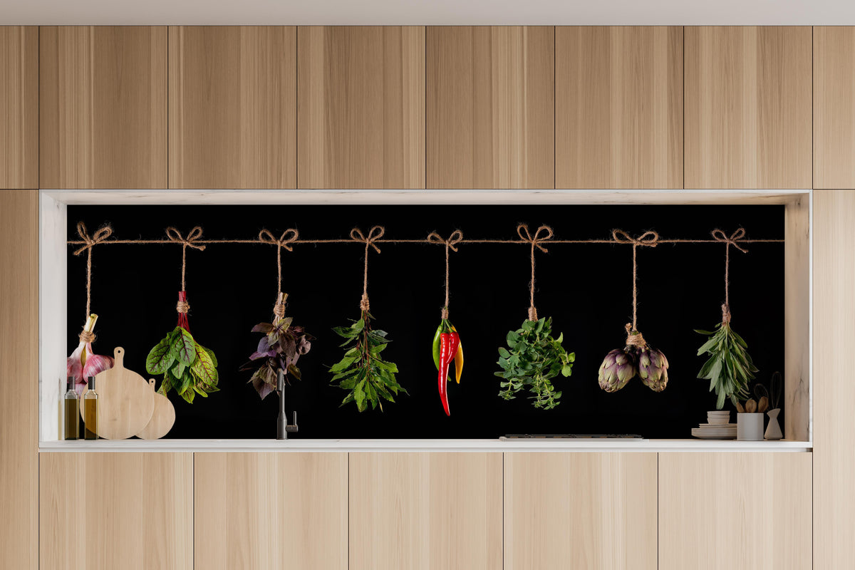 Küche - Gemüse & Kräuter aufgehängt in charakteristischer Vollholz-Küche mit modernem Gasherd