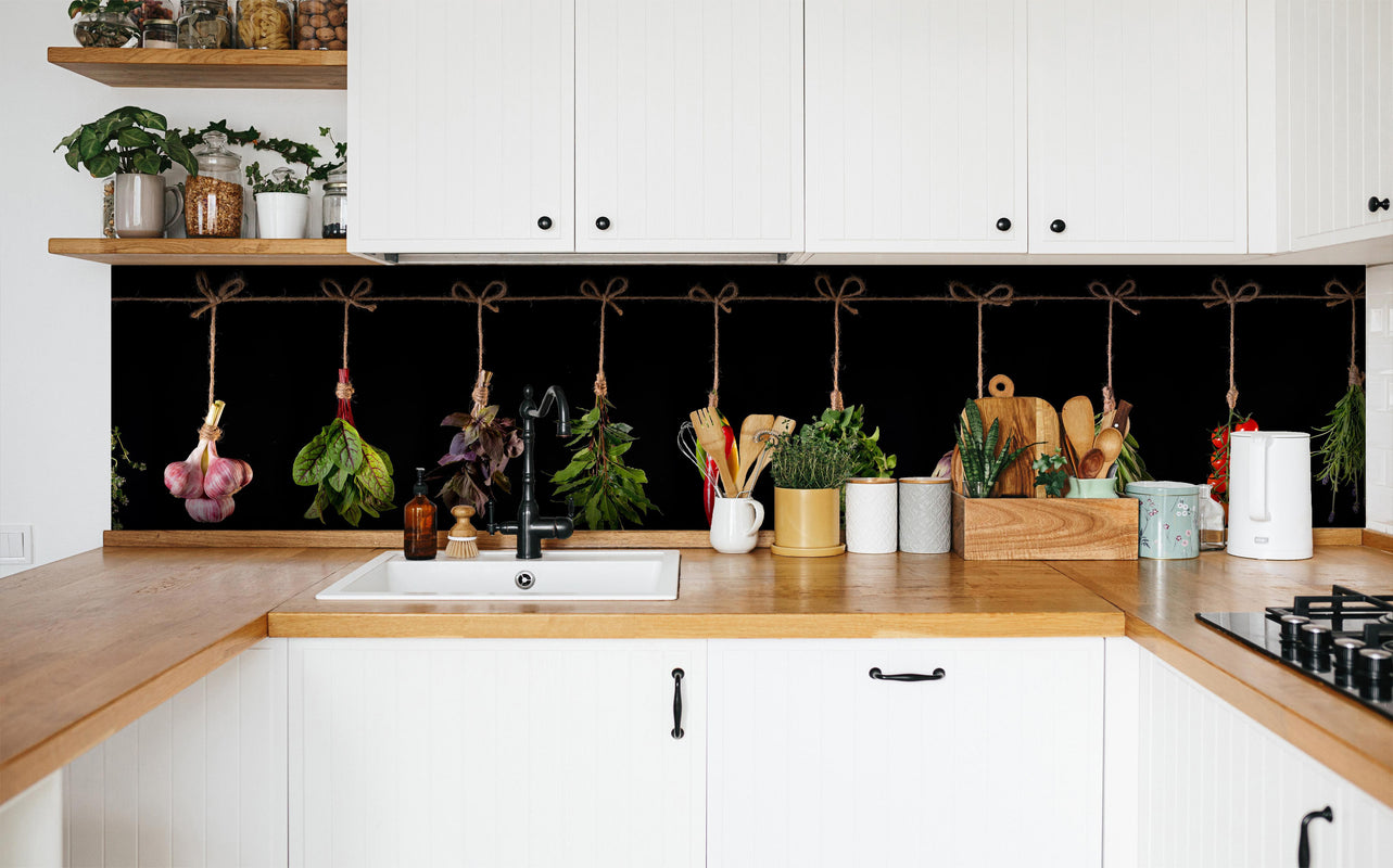 Küche - Gemüse & Kräuter aufgehängt in weißer Küche hinter Gewürzen und Kochlöffeln aus Holz