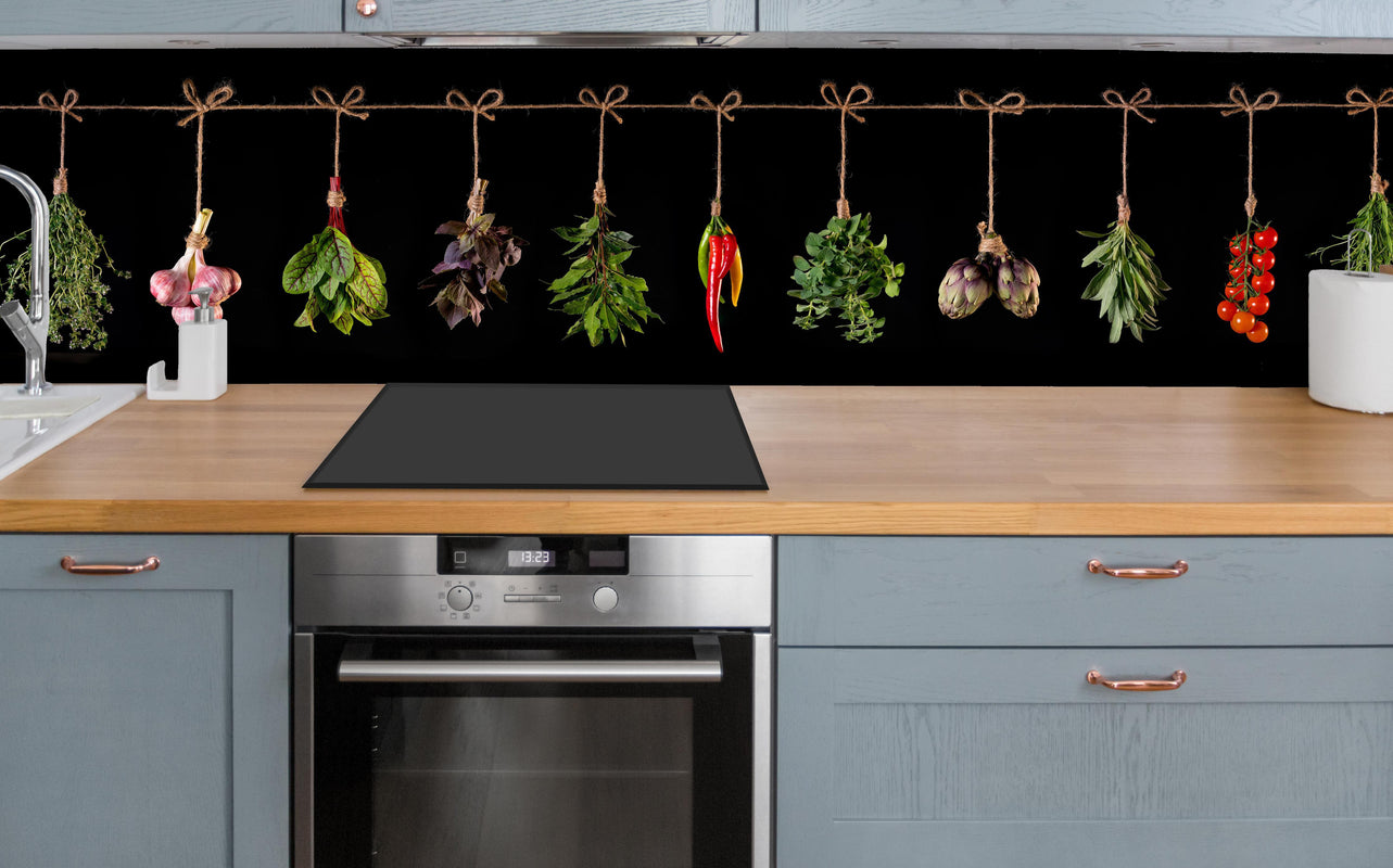 Küche - Gemüse & Kräuter aufgehängt über polierter Holzarbeitsplatte mit Cerankochfeld
