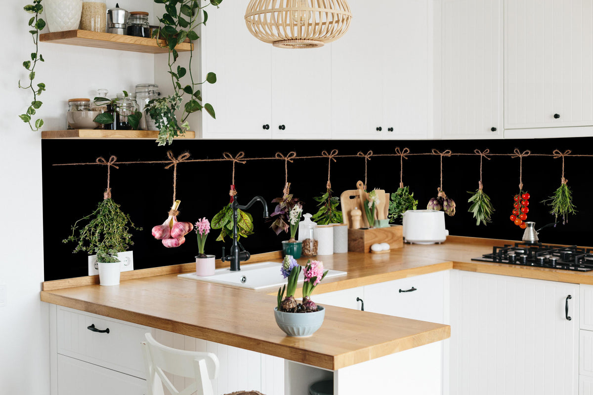 Küche - Gemüse & Kräuter aufgehängt in lebendiger Küche mit bunten Blumen