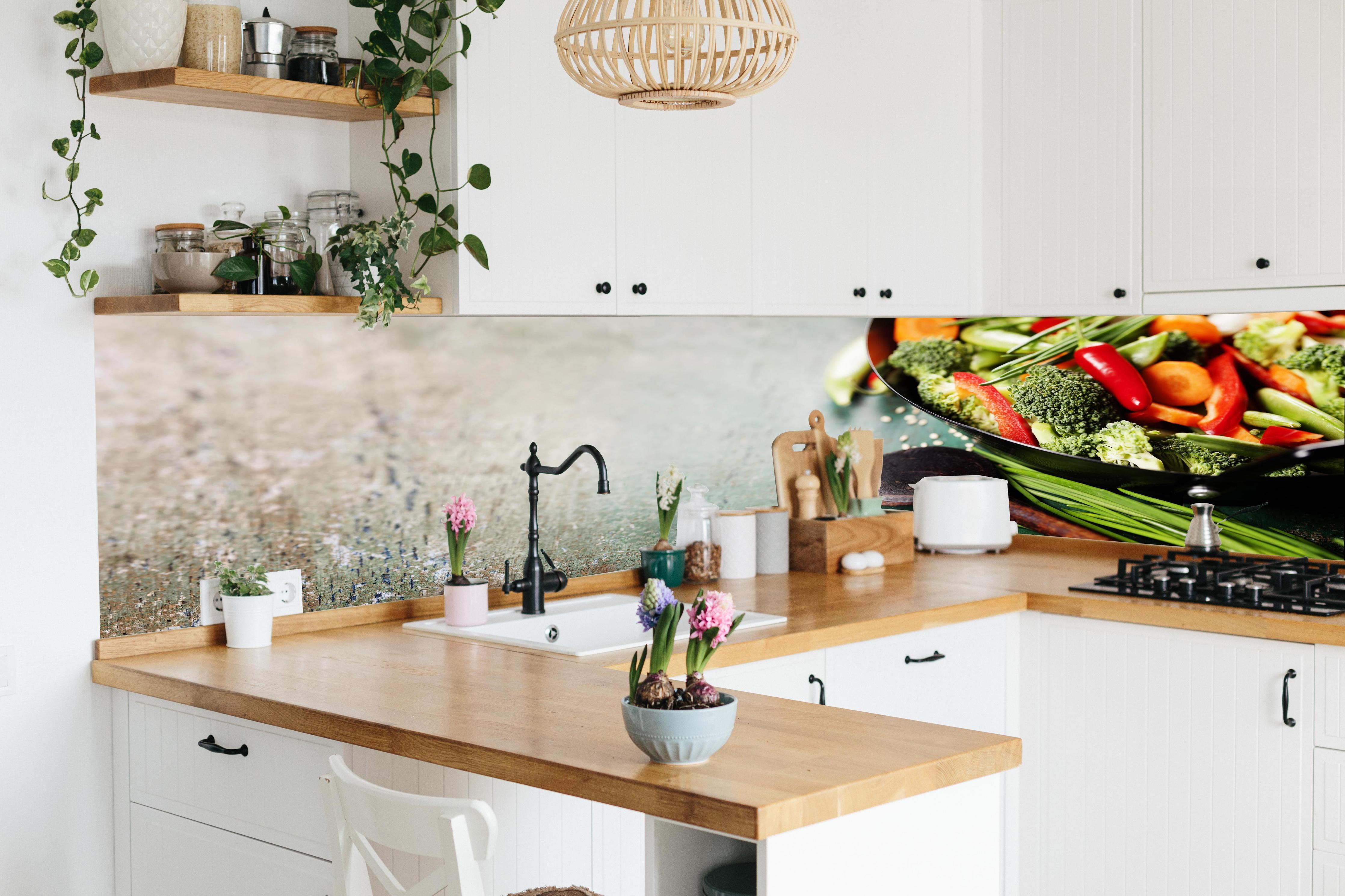 Küche - Gemüse kochen im Wok in lebendiger Küche mit bunten Blumen