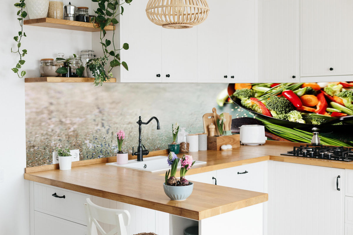 Küche - Gemüse kochen im Wok in lebendiger Küche mit bunten Blumen