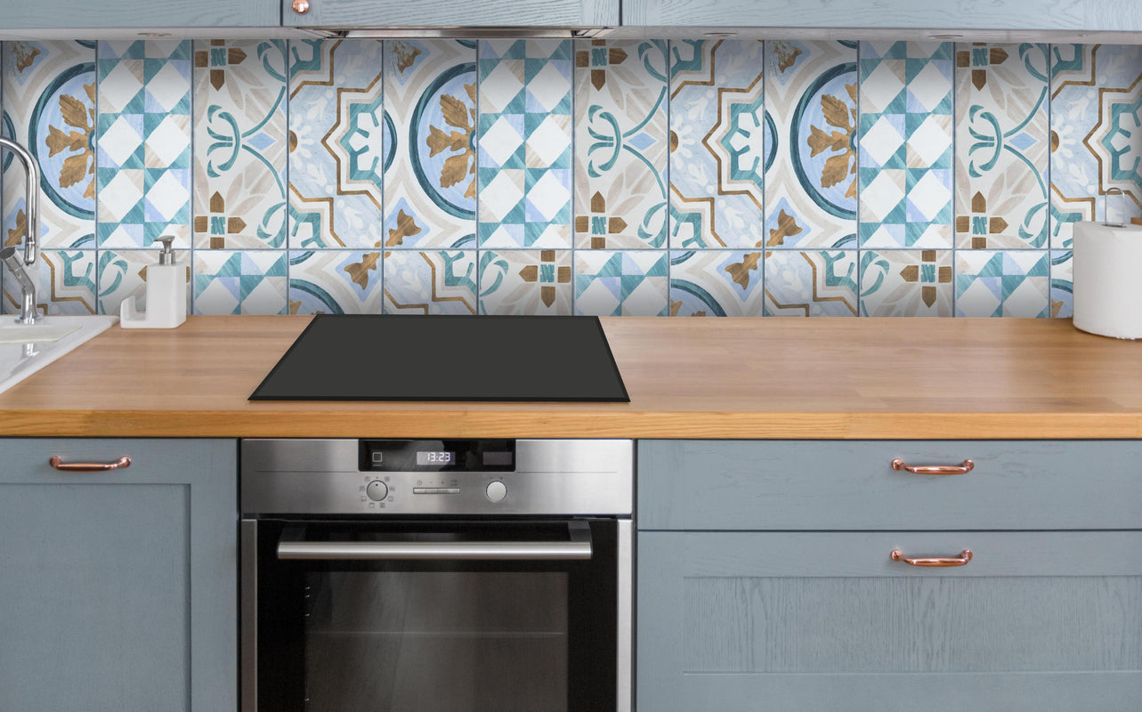 Küche - Geometrisch rechteckige Fliesen über polierter Holzarbeitsplatte mit Cerankochfeld