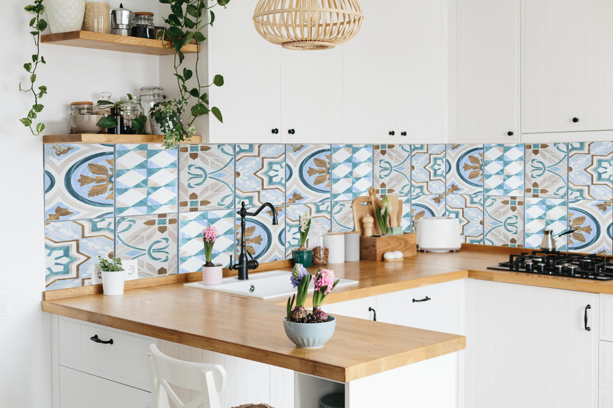 Küche - Geometrisch rechteckige Fliesen in lebendiger Küche mit bunten Blumen