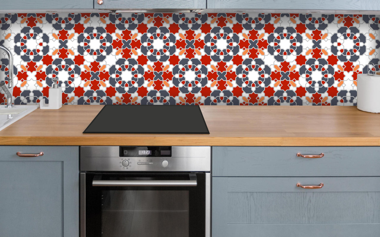 Küche - Geometrische Fliesen über polierter Holzarbeitsplatte mit Cerankochfeld