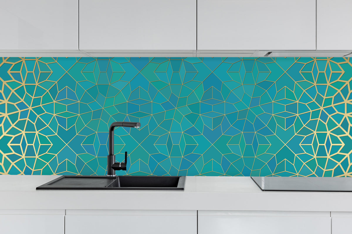 Küche - Geometrische Muster hinter weißen Hochglanz-Küchenregalen und schwarzem Wasserhahn