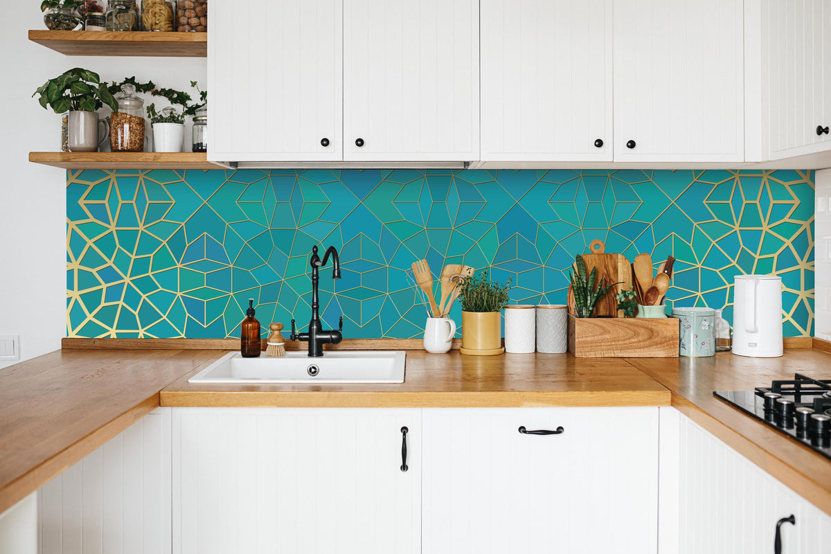 Küche - Geometrische Muster in weißer Küche hinter Gewürzen und Kochlöffeln aus Holz