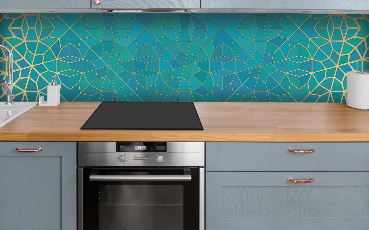 Küche - Geometrische Muster über polierter Holzarbeitsplatte mit Cerankochfeld